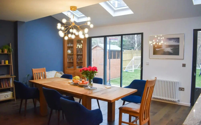 Spacious 5 Bedroom Home Near the Beach With Parking