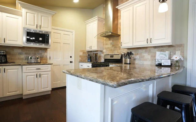 Sweet 4 bedroom, 3 bath plus Loft Bedroom, Pool Home