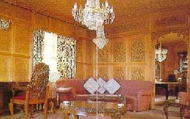 Royal Dandoo Palace - House Boat