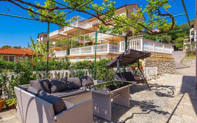 Beautiful Apartment in Lopar With 3 Bedrooms and Wifi