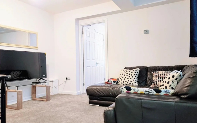 Camberley - 1-bed Annex - Sleeps 2 - Garden