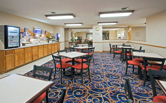 Country Inn & Suites by Radisson Auburn IN
