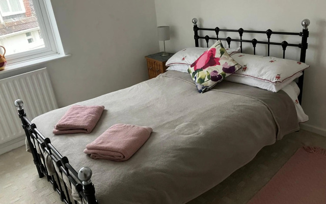 Entire house near beaches, footpaths and shops