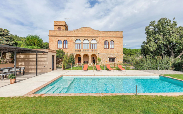 Charming Holiday Home in Vulpellac with Shared Pool