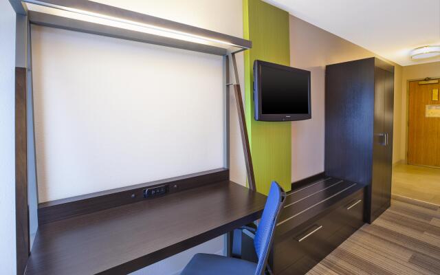 Holiday Inn Express Hotel & Suites Chicago-Midway Airport, an IHG Hotel