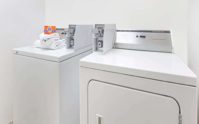 Super 8 by Wyndham Woodstock