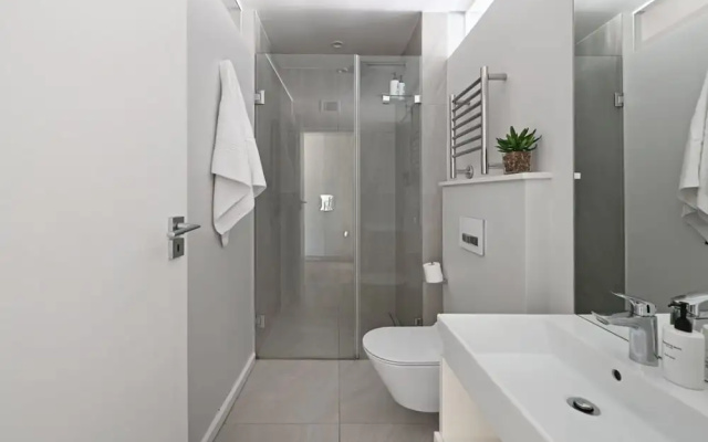 One Bedroom Green Point Spacious