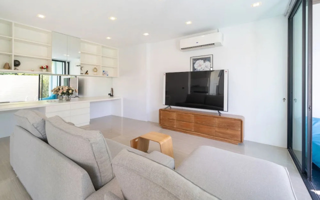 Vibrant Beach Life at Kata Villa UTK4