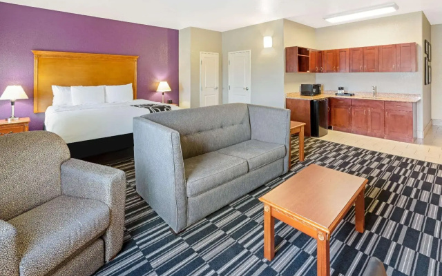La Quinta Inn & Suites By Wyndham Ada