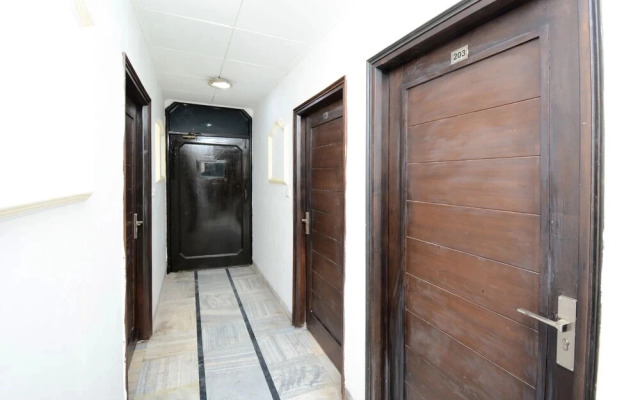 Hotel Ra Flora by OYO Rooms