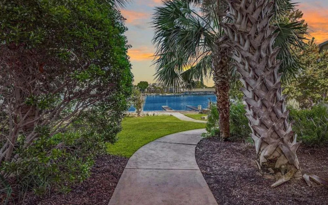 Luxury Waterfront Condo W/pool & Views!