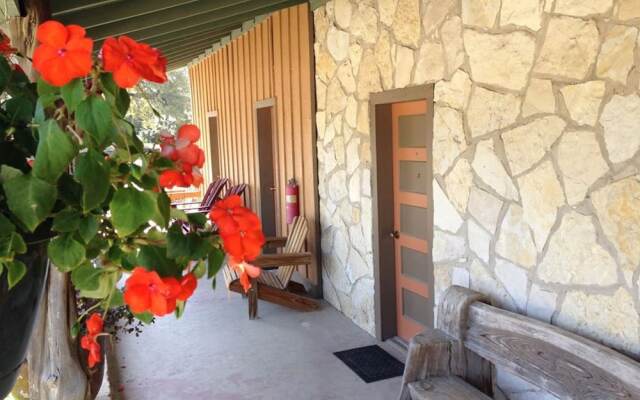 The Historic Leakey Inn