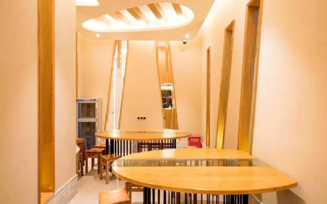 Elong Anyun Hotel (Shanghai Hongqiao International Airport Ziteng Road Subway Station)