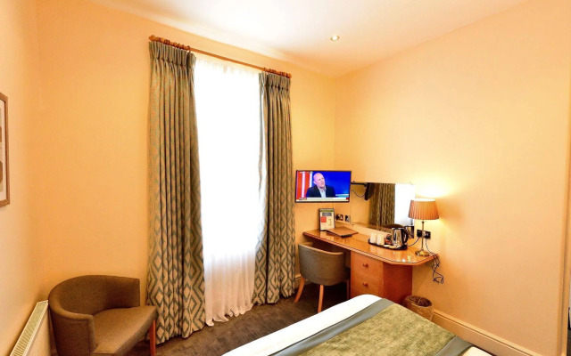 Queens Court Hotel