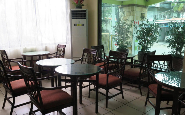 OYO 210 Apple Tree Suites