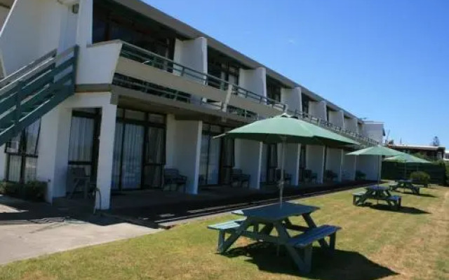 Whispering Sands Motel