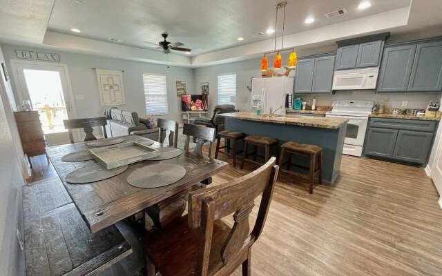 Mimosa Manor 3 Bedroom Home by Redawning