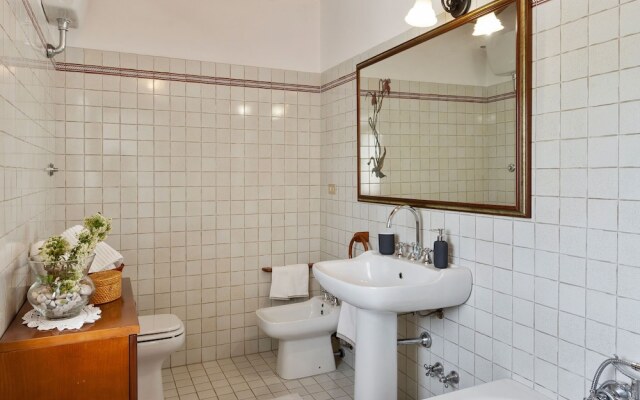 Delightful Villa in Varano with Fireplace