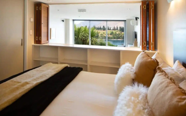 Stunning Lakeview 1 Bedroom Apartment