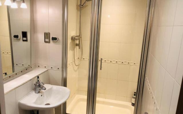 A Modern 2 Bed Luxury Apartment by River Thames
