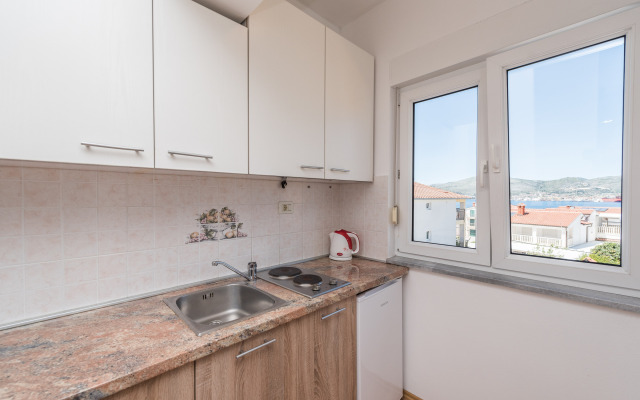 Apartment Karlo 220m From the Beach
