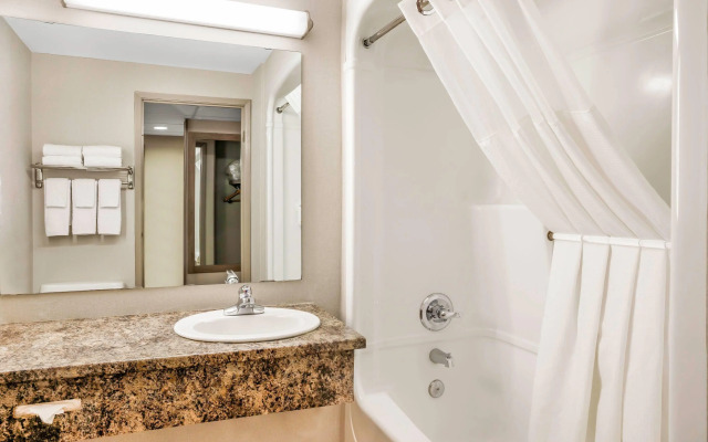 Days Inn & Suites by Wyndham West Edmonton