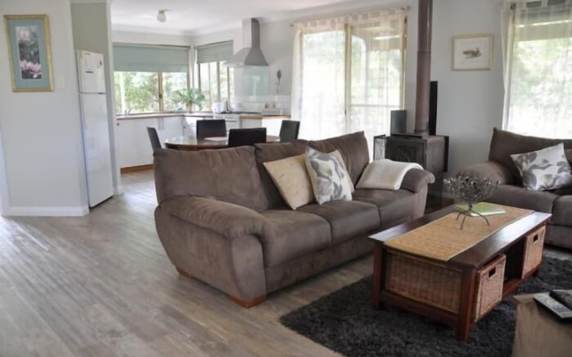 Bettenay Loft Spa Apartment & Lakeview Chalets