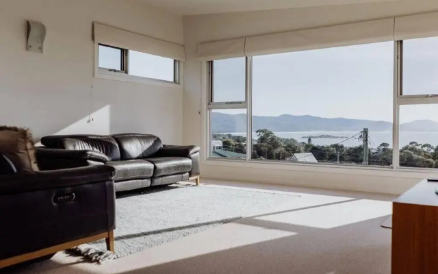 The Watch House - Panoramic Views of Bicheno Ocean
