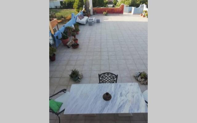 Marys Art and Cultural House 100meters from the beach