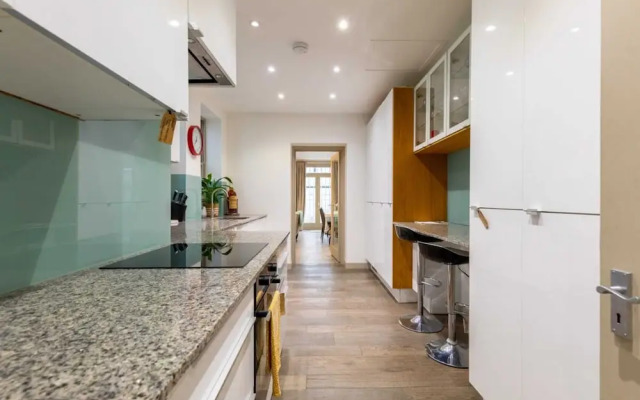 Elegant 2BD Flat 5 Mins to Kensington Gardens!