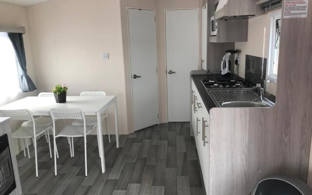 Luxe Chalet op camping Duindoorn, IJmuiden aan Zee, in de buurt van F1 circuit Zandvoort en Bloemendaal op loopafstand strand