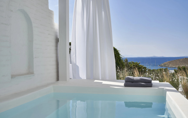 Mr & Mrs White Tinos