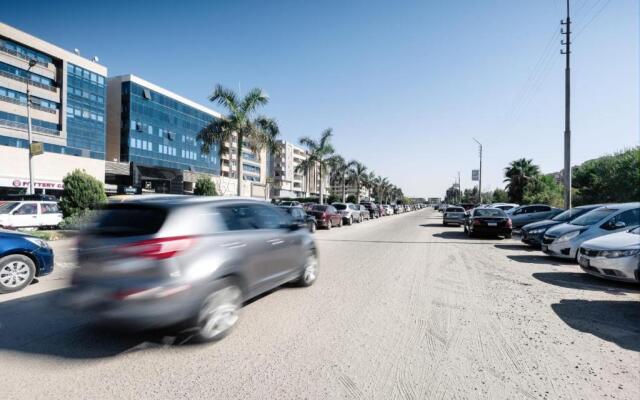 The Terminal 2 Stay - Steps From Nightlife and Airport