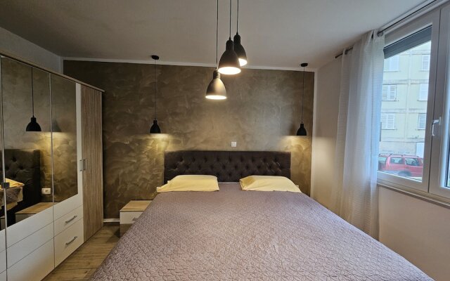 Deluxe Apartment near Bridge
