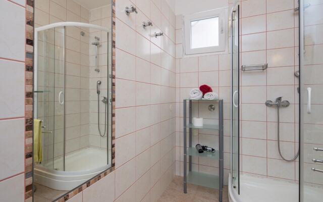 2 - Modern Apartment With Garden, 80m From Beach