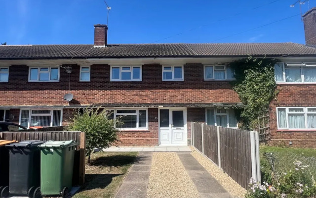 3 Bedroom House - Sleeps 6 & Free Parking