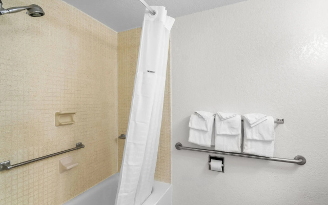 Howard Johnson by Wyndham Vero Beach / Downtown