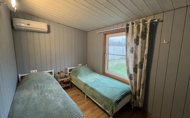 Дома в лесу возле реки