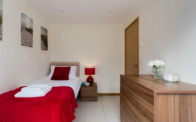 4 bed detached house - Freshwater