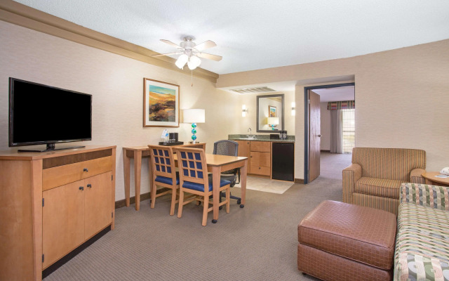 Embassy Suites by Hilton Phoenix Biltmore