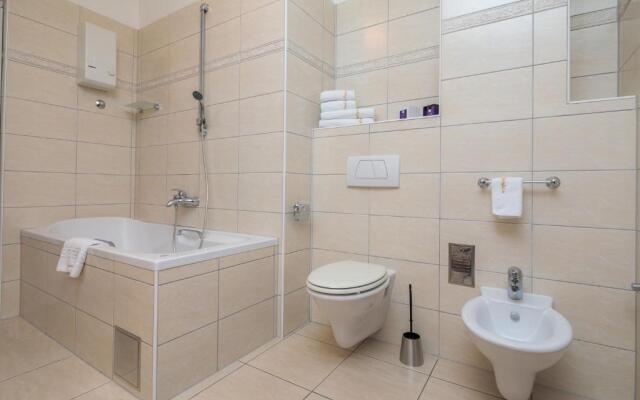 Seaside Apartment Gold 1row