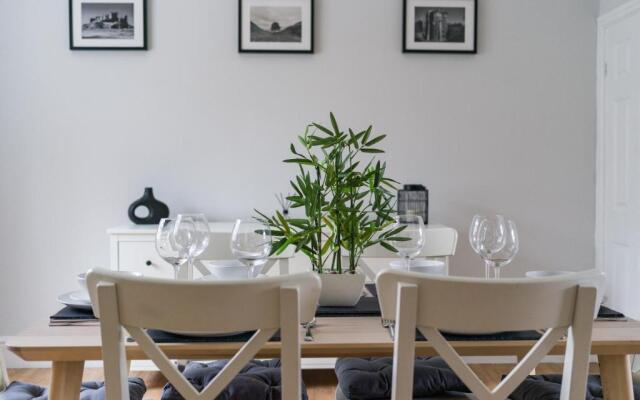 East House-sleeps 5-pet Friendly-garden - Parking