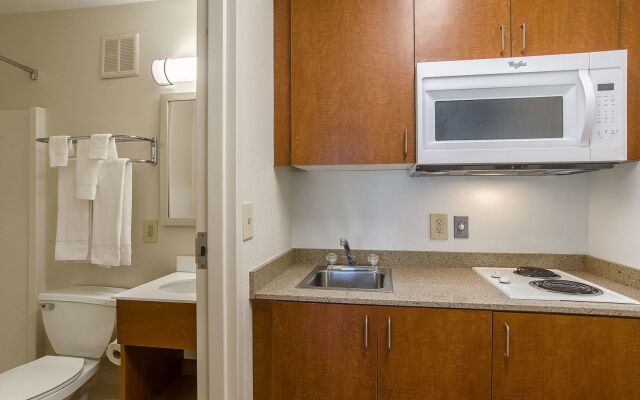 HomeTowne Studios By Red Roof Denver - Airport/ Aurora