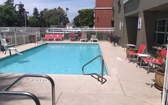 Holiday Inn Express Hotel & Suites Tracy, an IHG Hotel