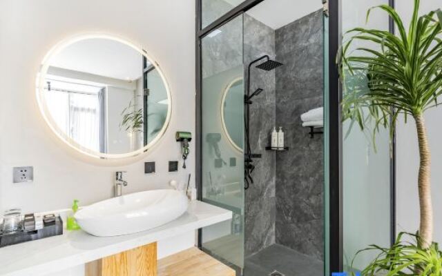 Qiqi Huaxi Homestay (Qinglongxia Scenic Area)