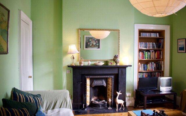Traditional 3 Bedroom Apartment in Bruntsfield