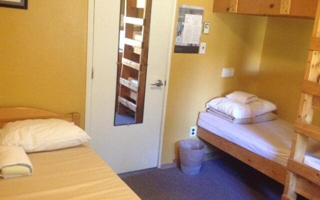 HI-Nordegg Shunda Creek Hostel