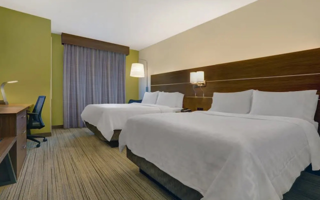 Holiday Inn Express & Suites Lenexa Overland Park Area