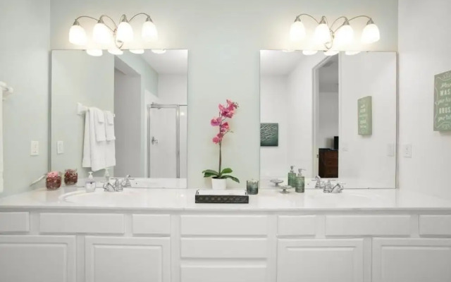 Luxury Oasis 3 Bedroom Condo by RedAwning