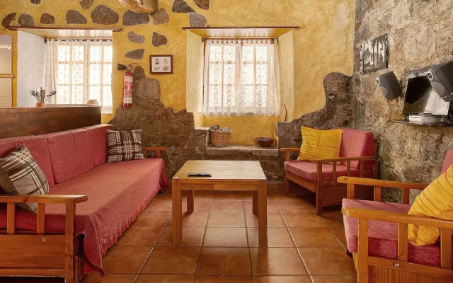 House Sleeps6-parking-garden-pool in Summer-pet